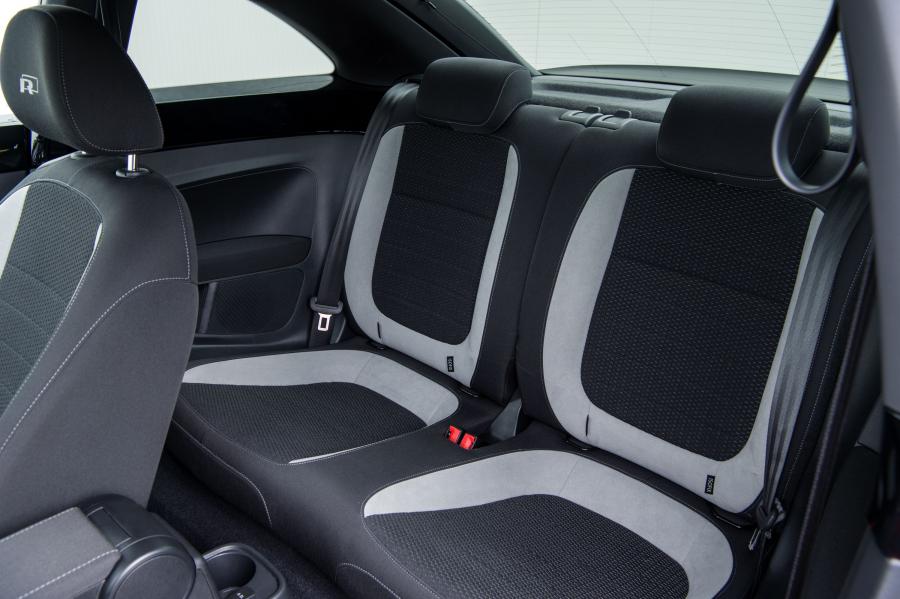 Интерьер Volkswagen Beetle R-Line 2017 года  (UK) (фото 3 из 31)